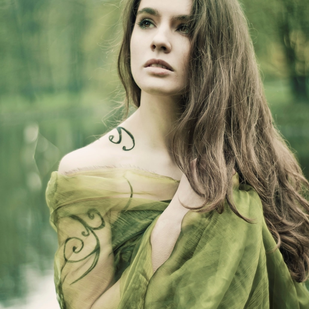 Девушка на природе с татуировкой на руке