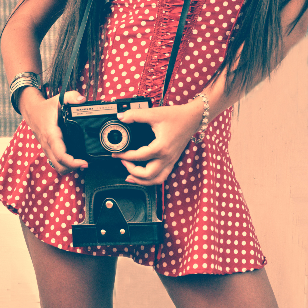 Девушка фотографирует себя