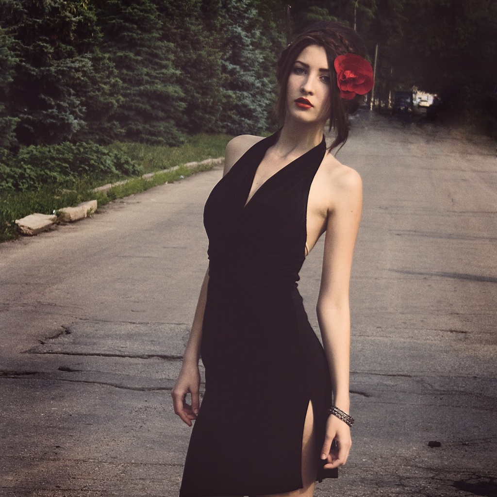 Девушка с цветком в волосах