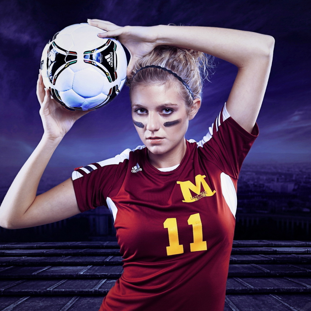 Девушка с мячом