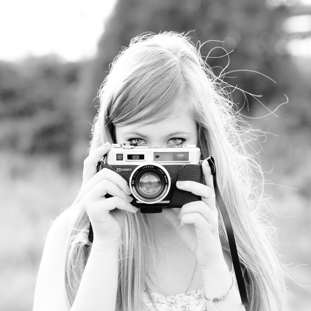 Девушка с фотоаппаратом, чёрно-белое фото