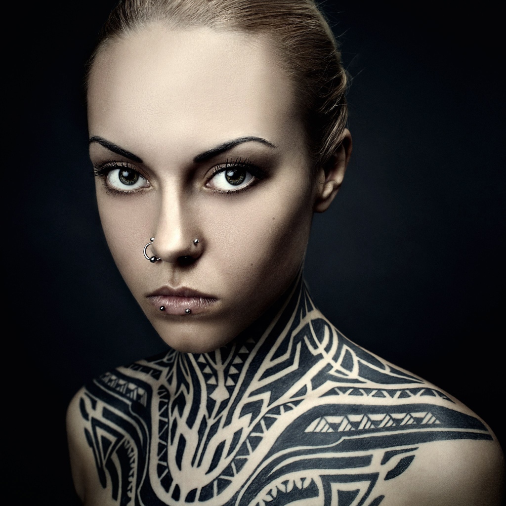 Девушка с пирсингом и татуировкой