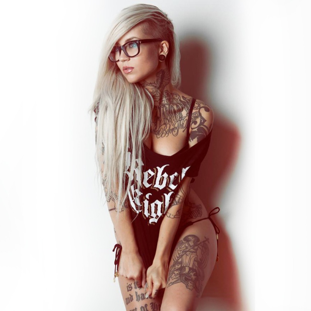 Девушка с тату