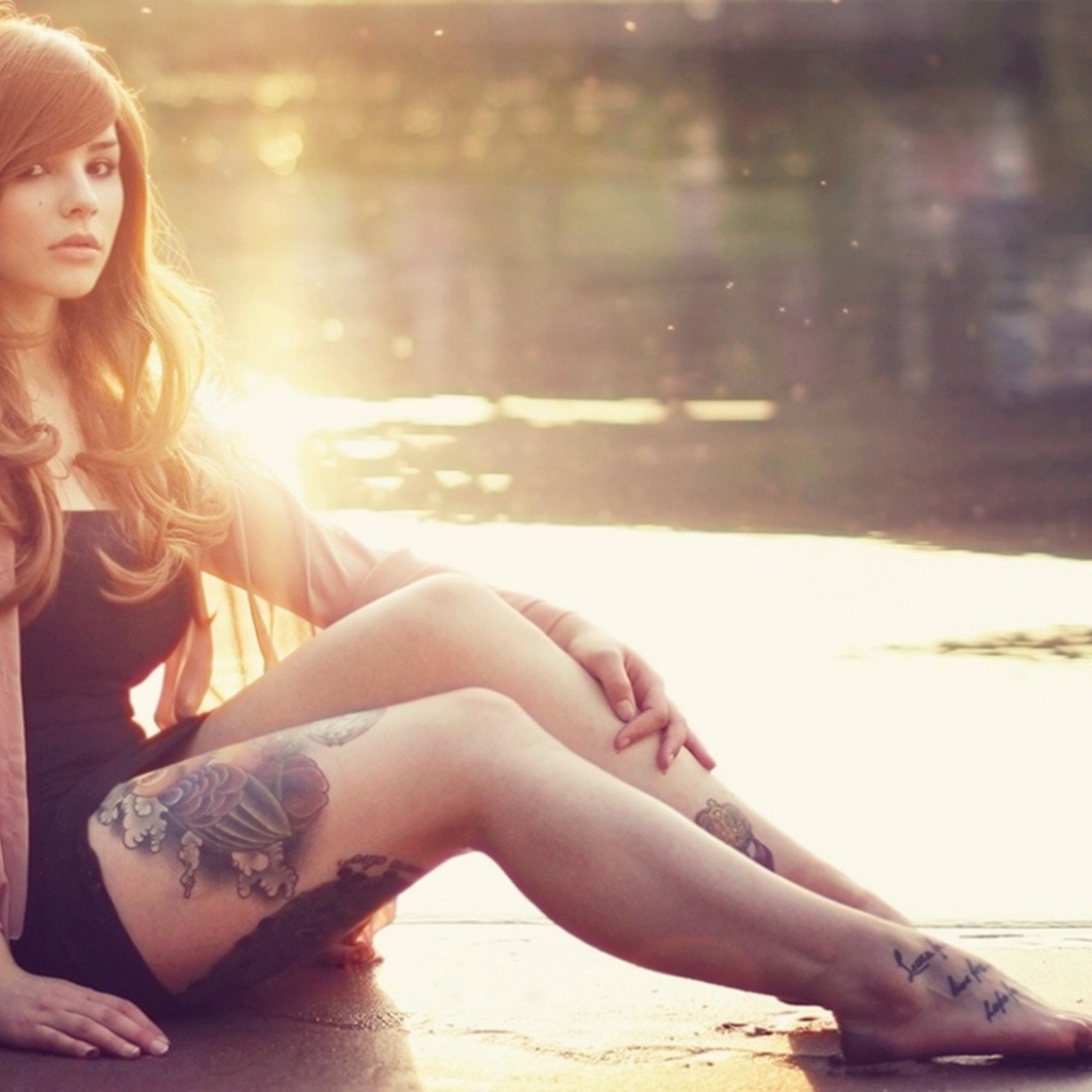 Девушка с татуировкой на ноге