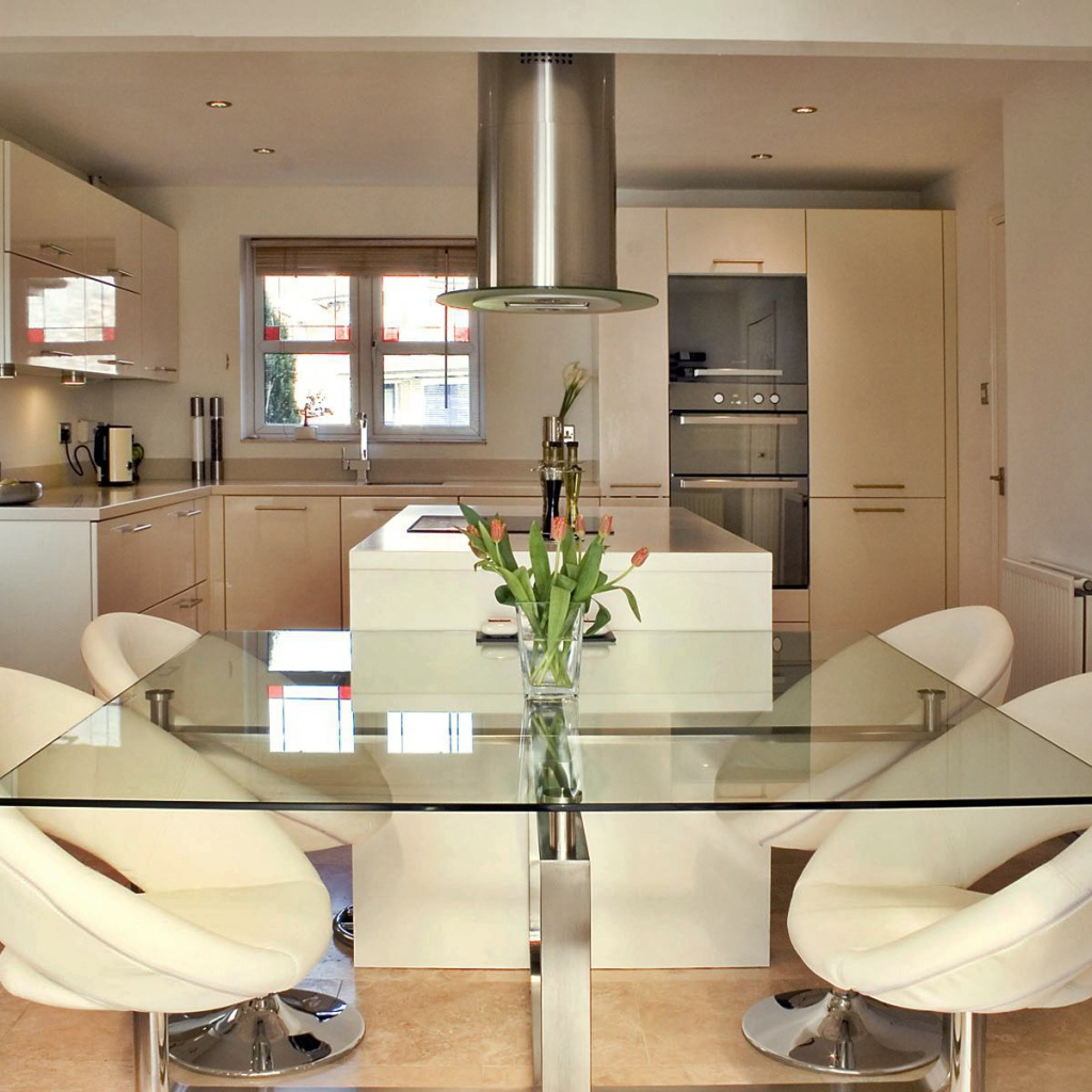 Стеклянный стол в столовой