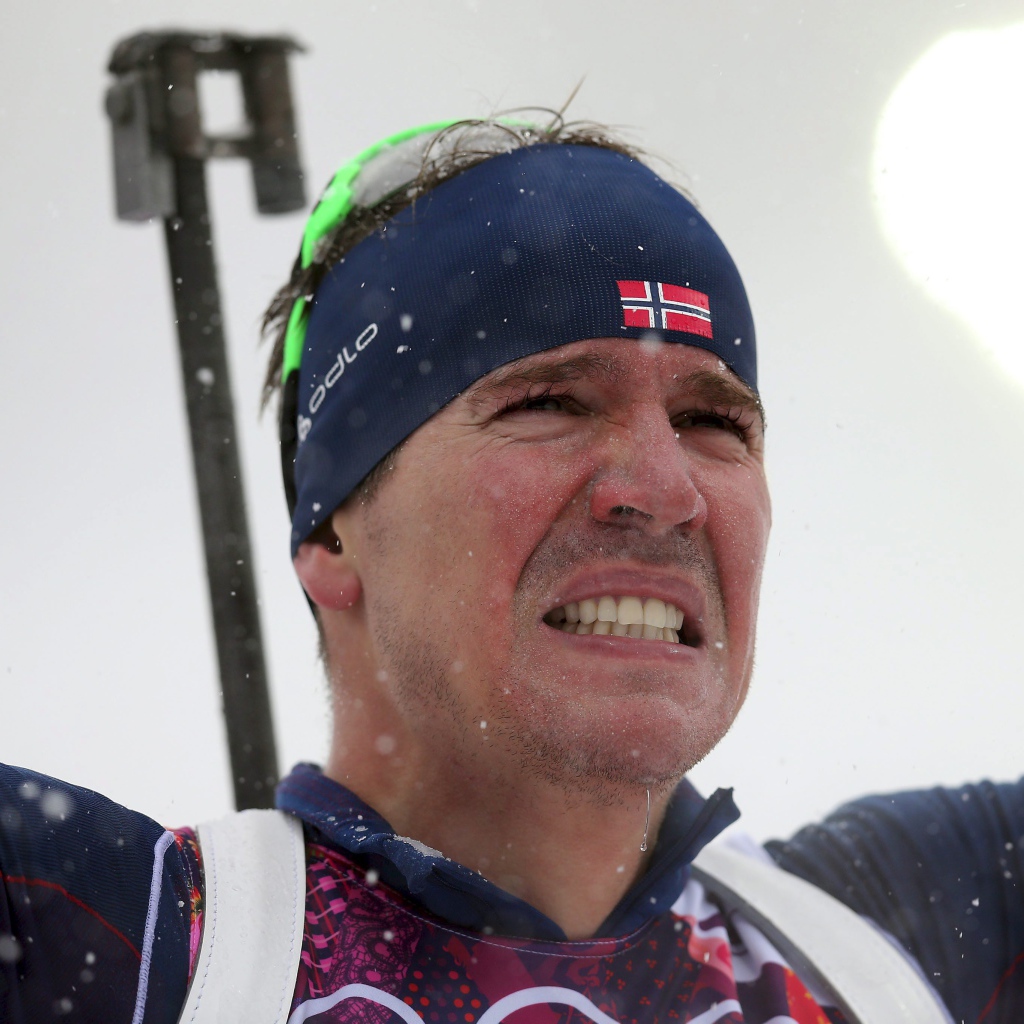 Обладатель золотой медали норвежский биатлонист  Эмиль Хегле Свендсен на олимпиаде в Сочи