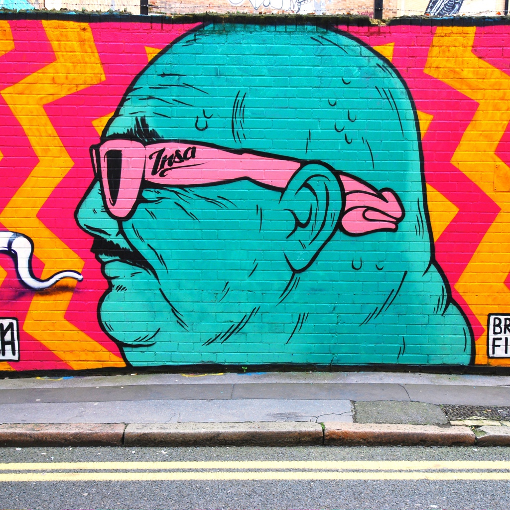 Граффити, синий человек в розовых очках