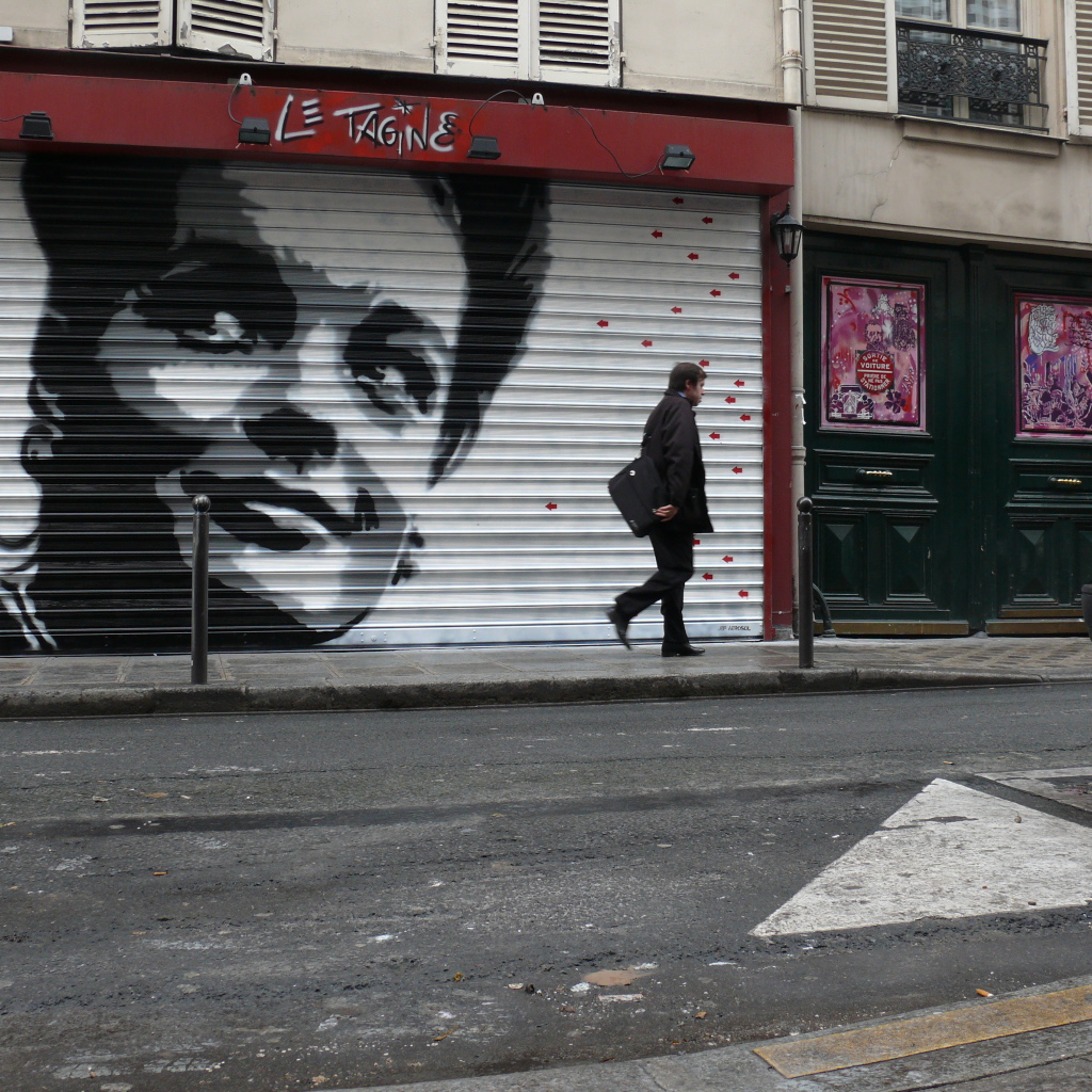 Граффити с улыбающимся человеком