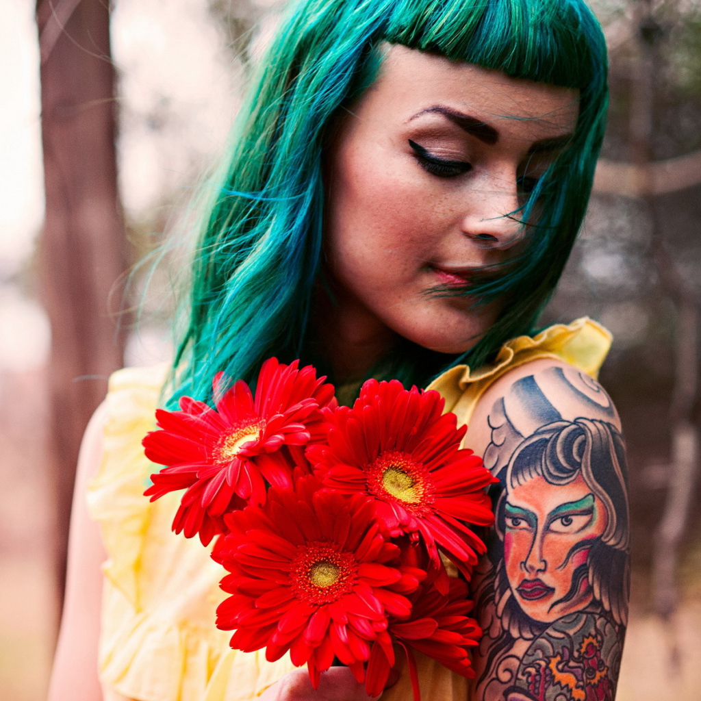 Зеленоволосая девушка с тату