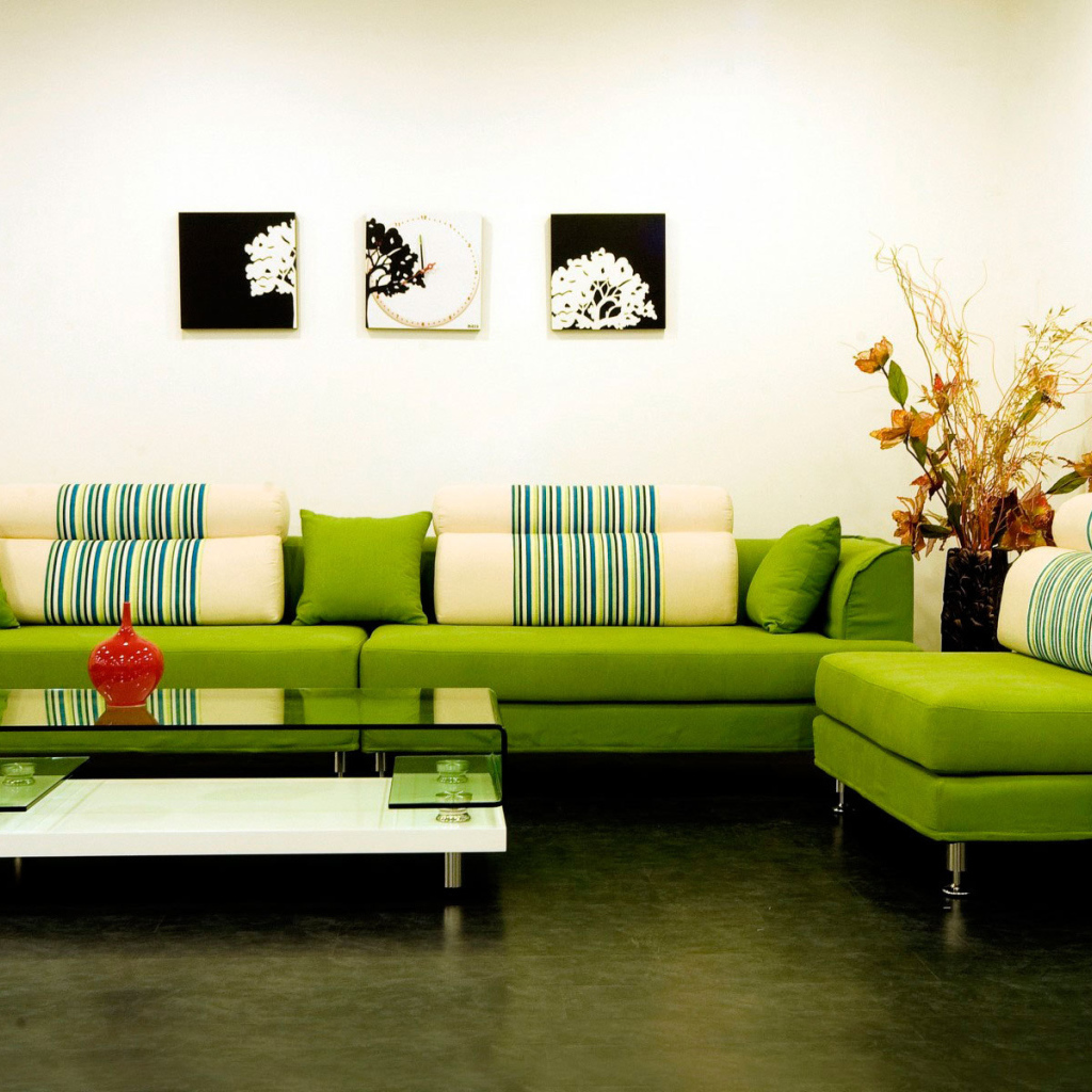 Зеленая софа в гостиной