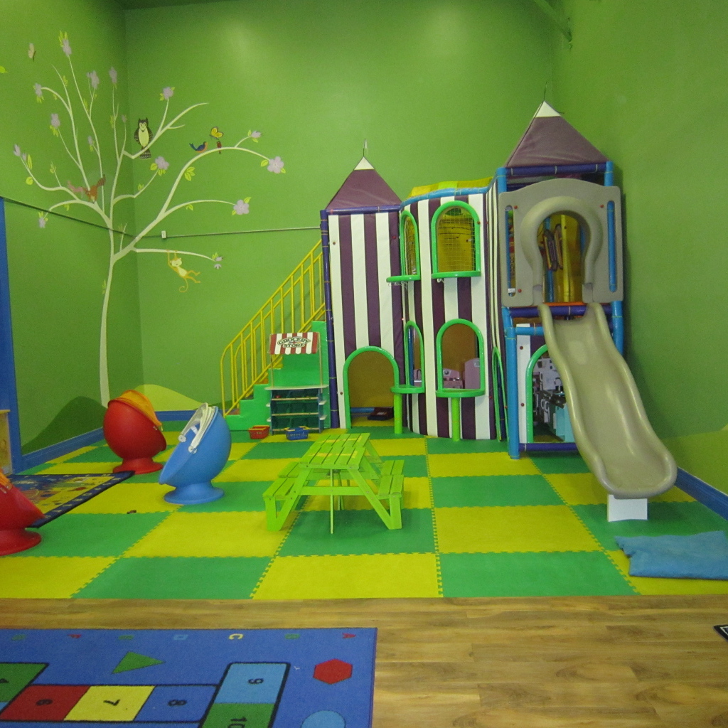 Зеленые стены в детской комнате