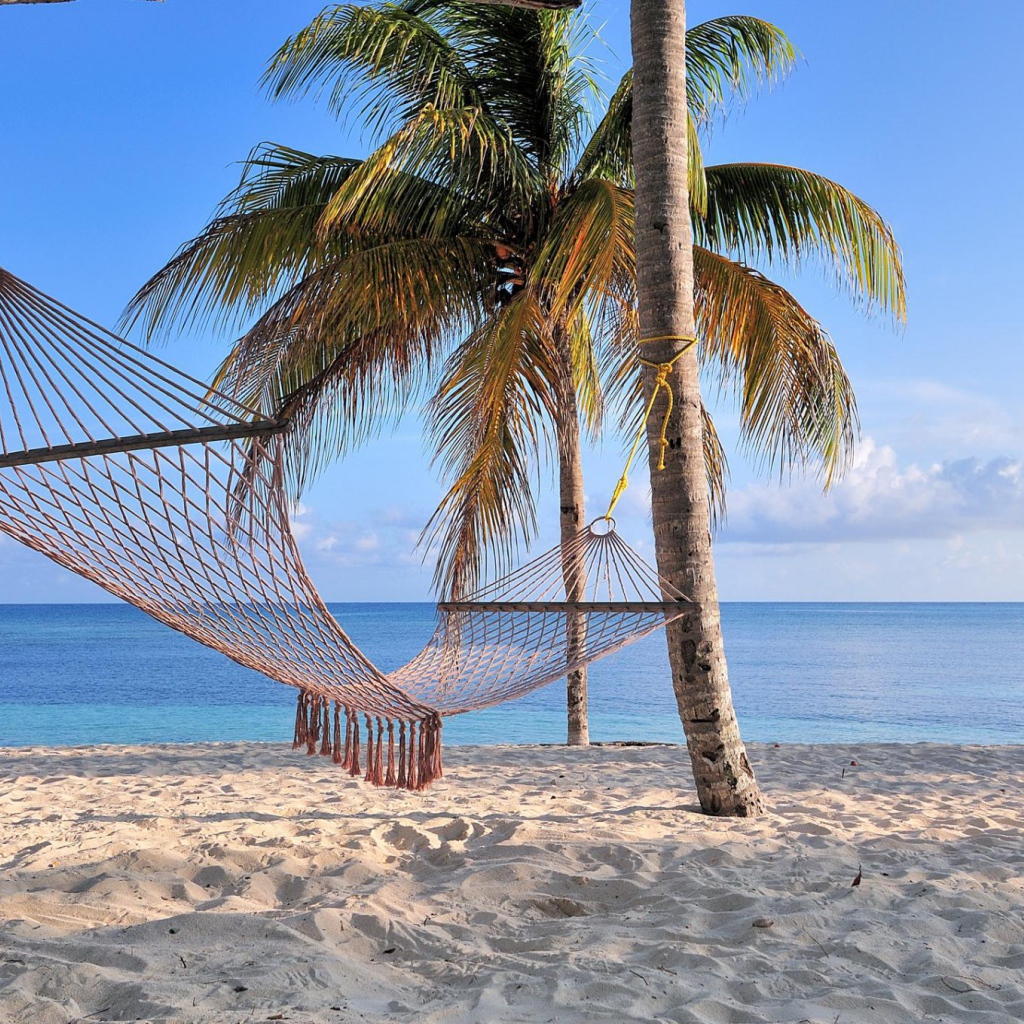 Гамак на пляже на курорте Гуардалавака, Куба