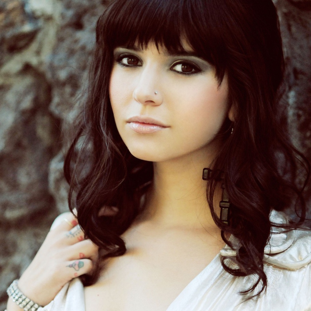 Ханна с тату на пальцах