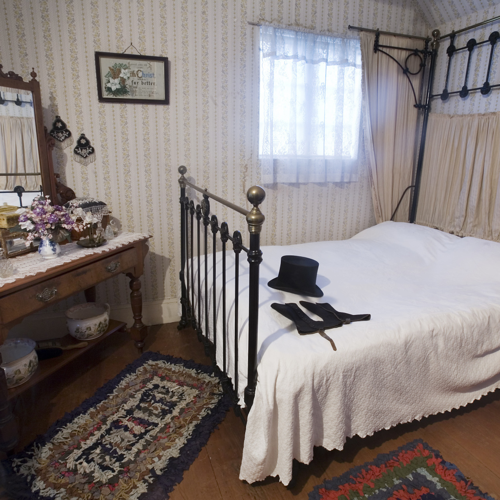 Шляпа на кровати в спальне