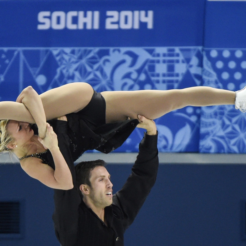 Обладатели серебряных медалей в дисциплине фигурное катание на коньках Дилан Москович и Кирстен Мур-Тауэрс из Канады