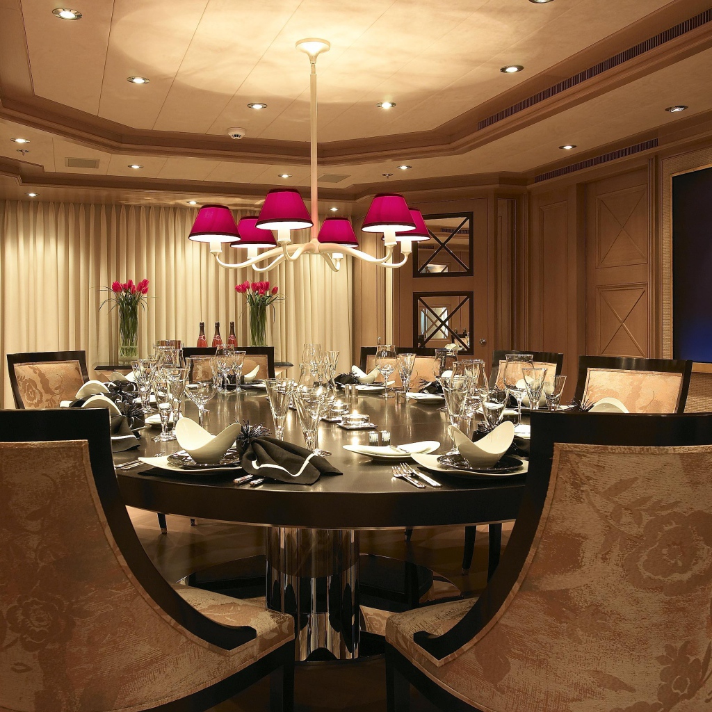 В столовой все готово для приема гостей