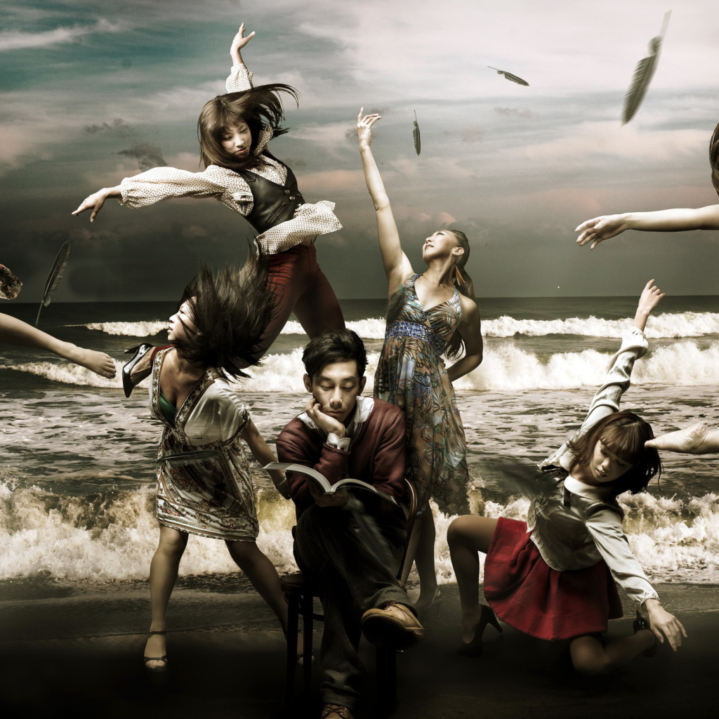 Японские балерины на фоне моря