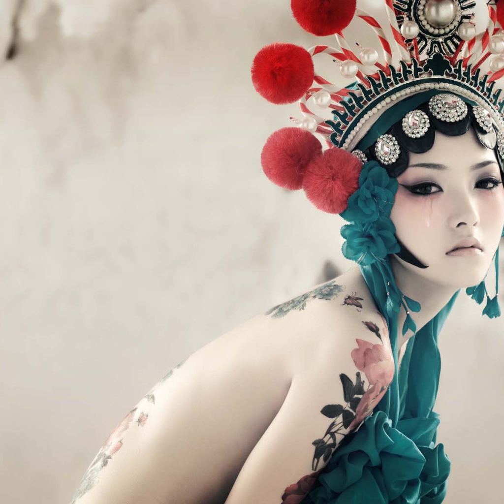 Японская девушка с татуировками