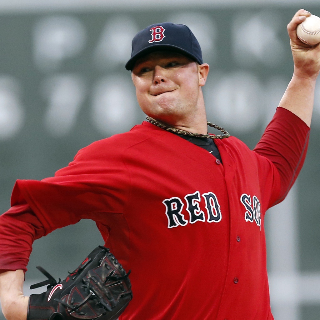 Джон Лестер бросает бейсбольный мяч