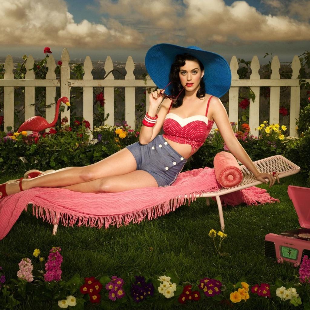 Кэти Перри в синей шляпе