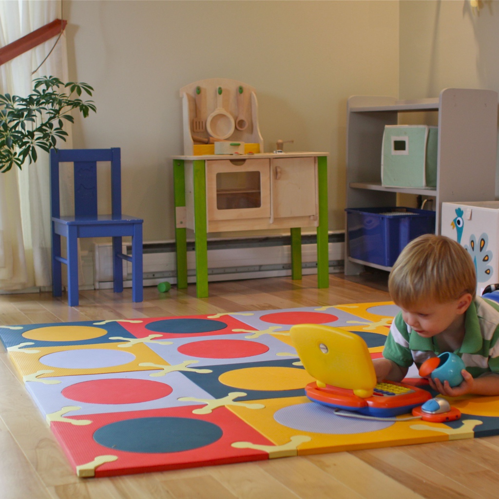 Малыш играет в детской комнате