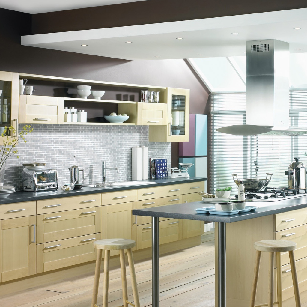 Кухня с большими окнами