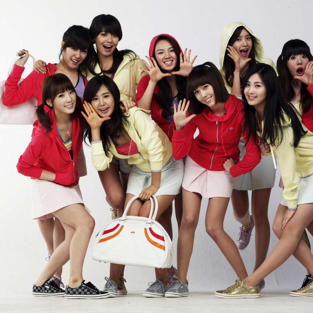 Корейские девушки в кедах