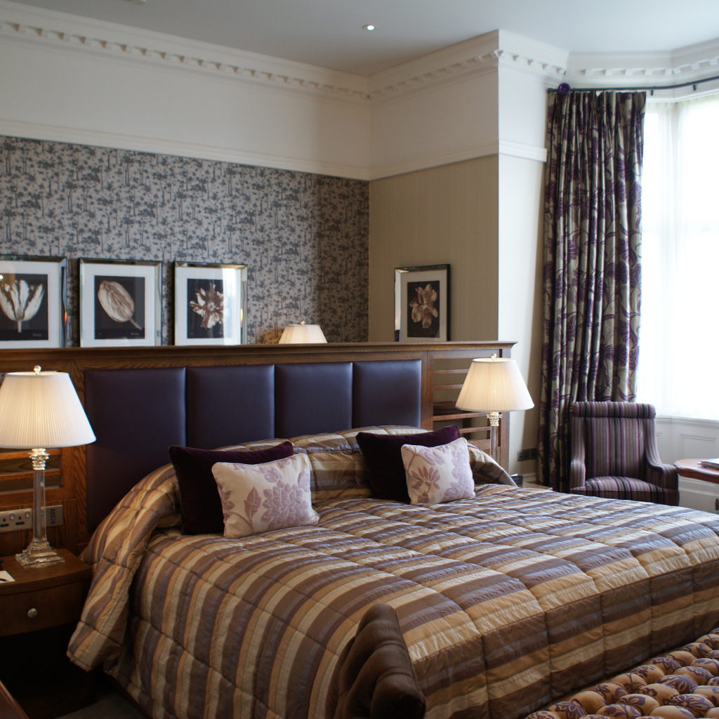 Большая кровать с кожаной спинкой