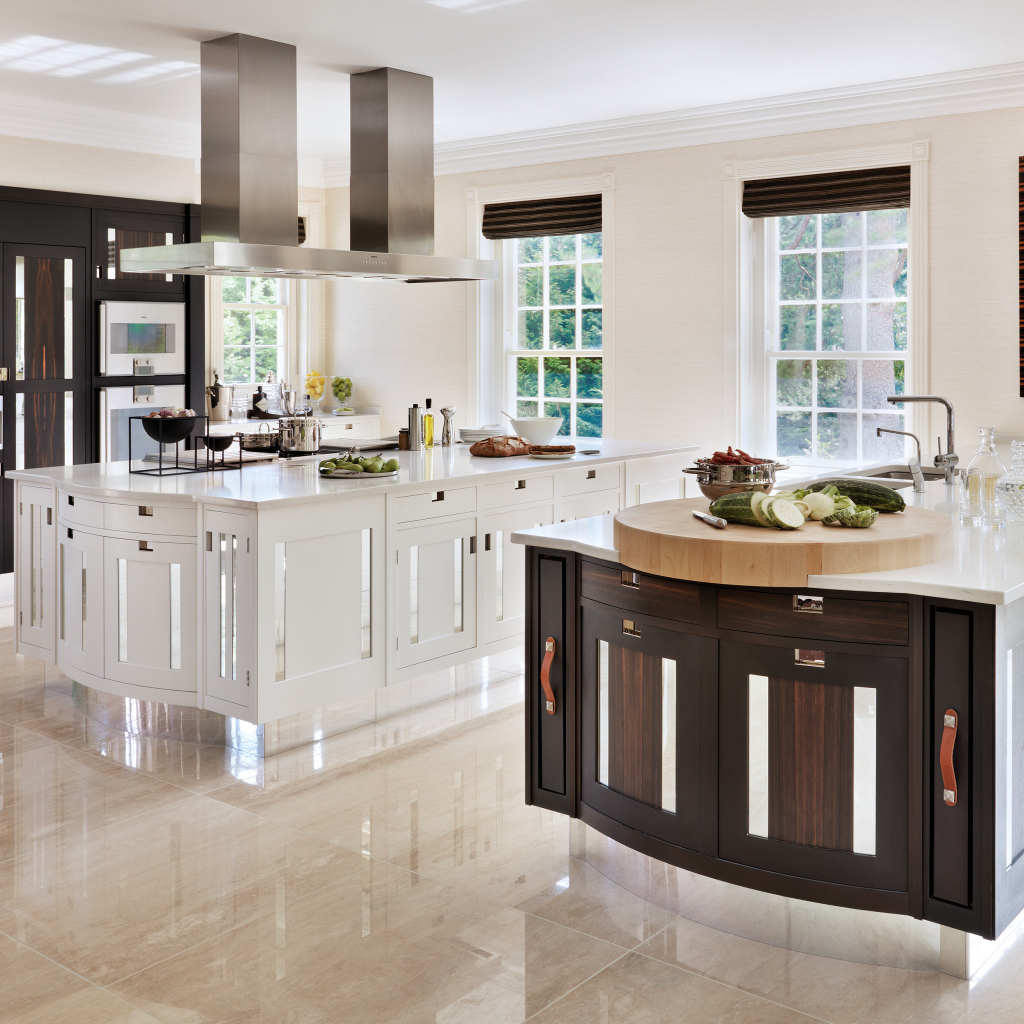 Большая кухня светлая  