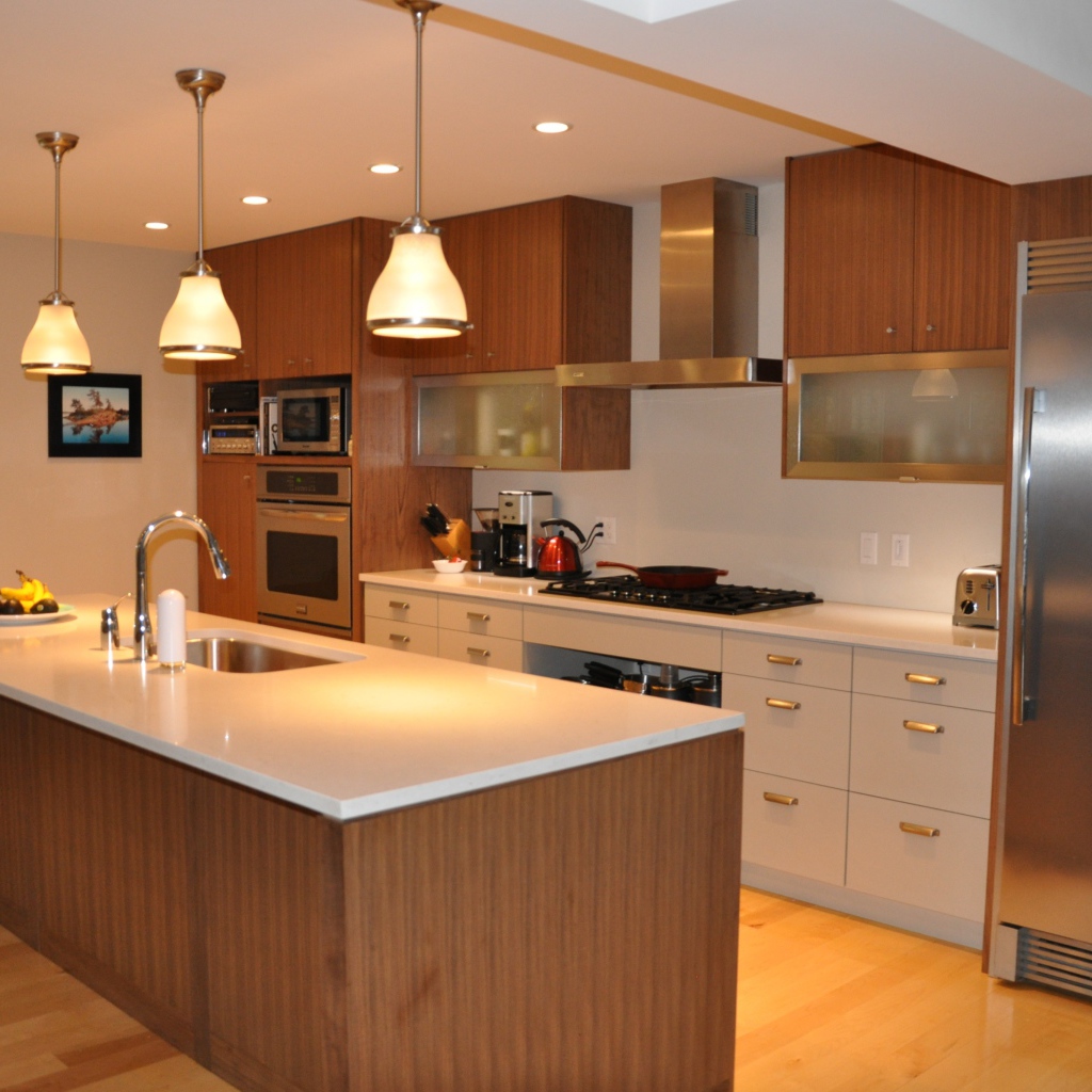 Большой холодильник на кухне