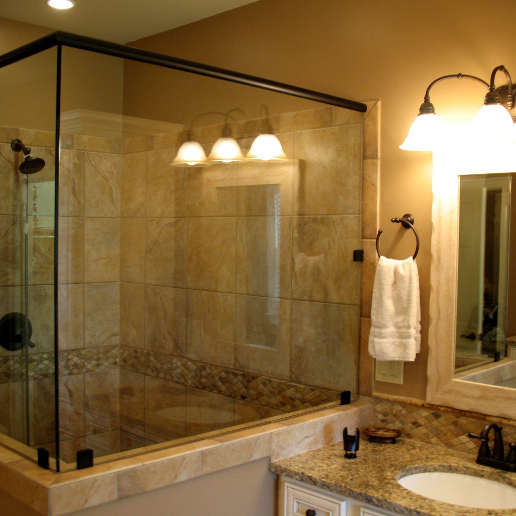 Просторная душевая кабина в ванной