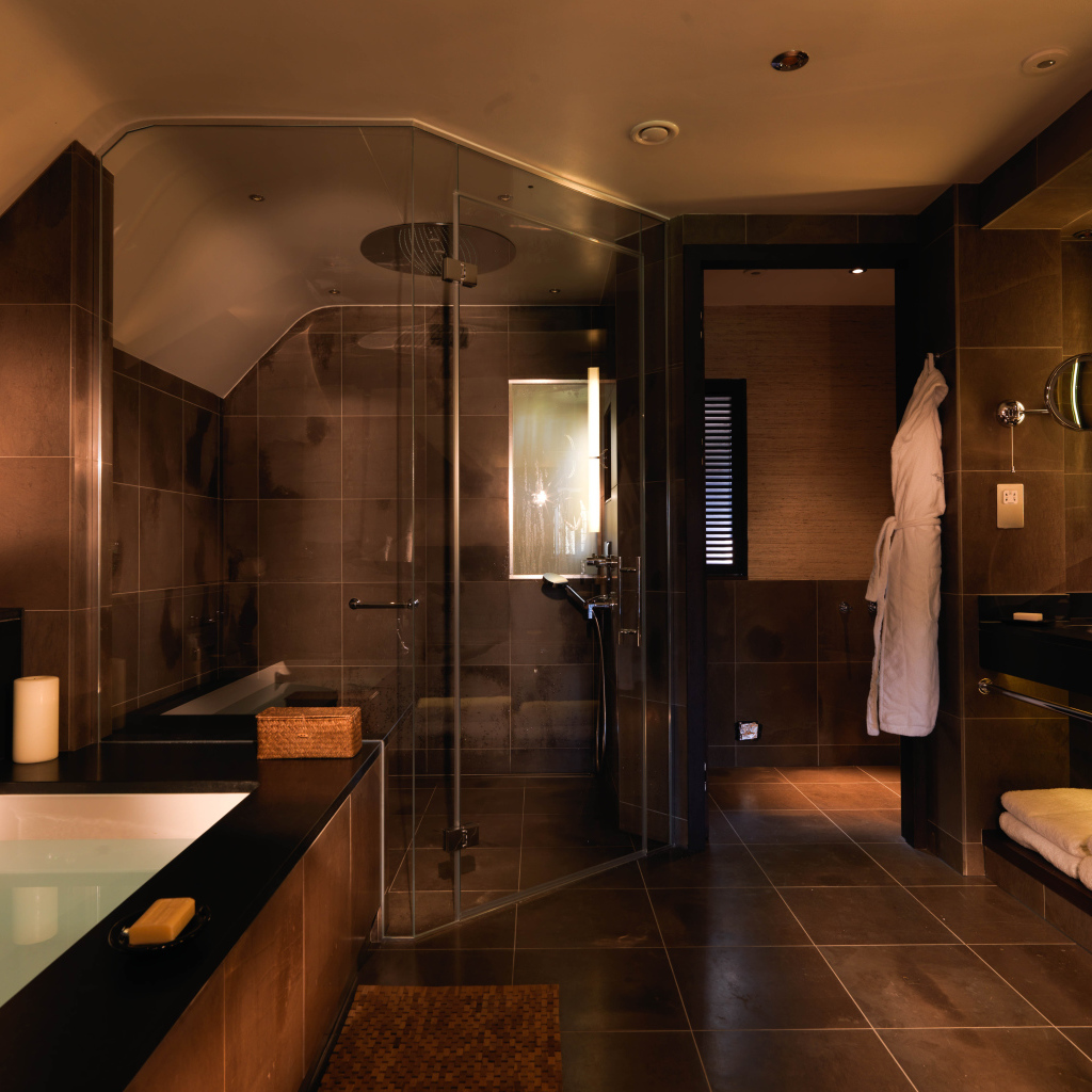 Большая душевая кабина в ванной комнате