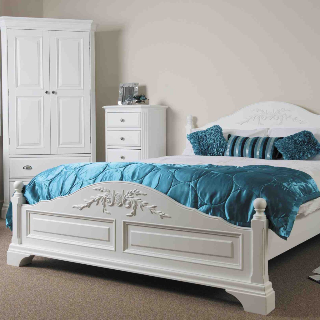 Большая белая кровать в спальне