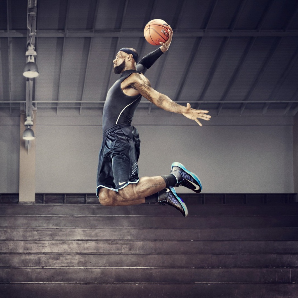 Леброн Джеймс играет в баскетбол