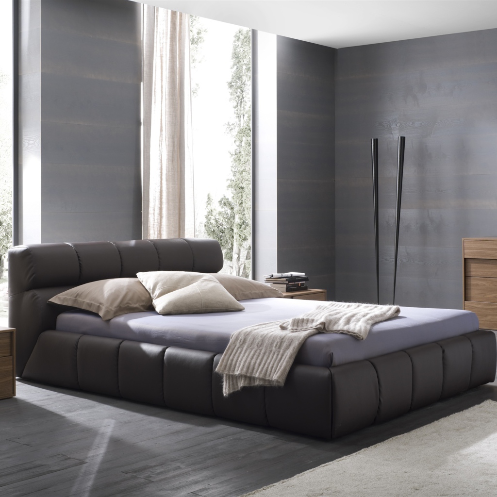 Кожаная кровать в спальне