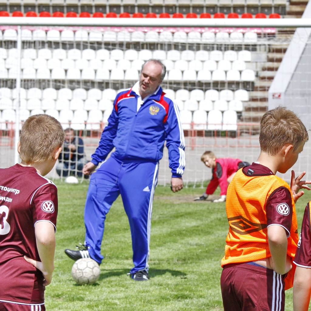 Легендарный вратарь Игорь Шалимов с юными футболистами