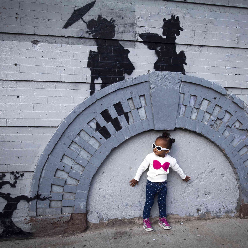 Маленькая девочка рядом с граффити