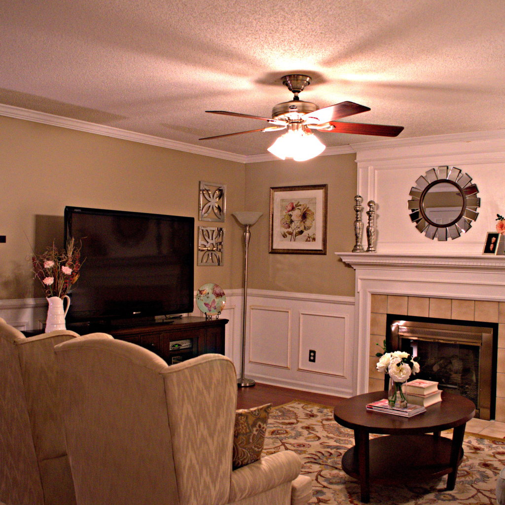 Гостиная с вентилятором на потолке