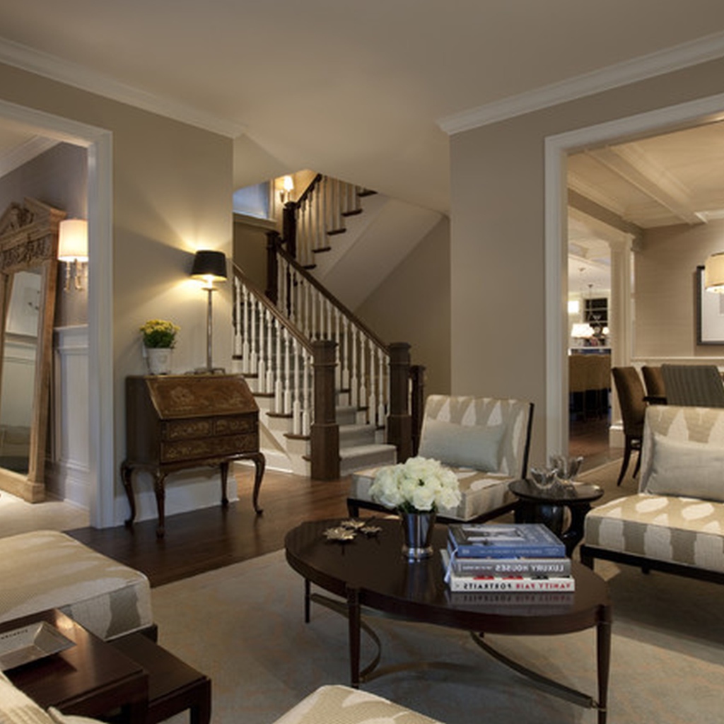 Гостиная с лестницей на второй этаж