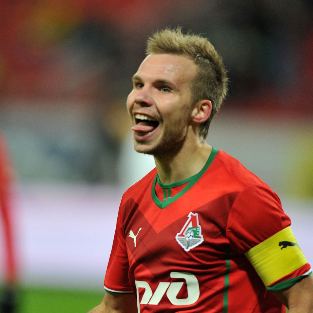 Защитник Локомотива Роман Шишкин на поле