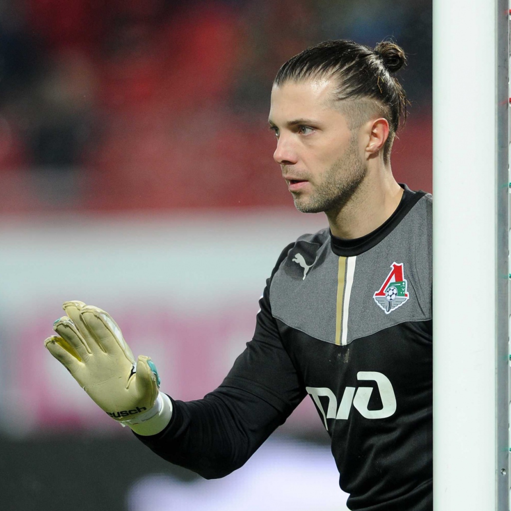 Вратарь Локомотива Илья Абаев на воротах