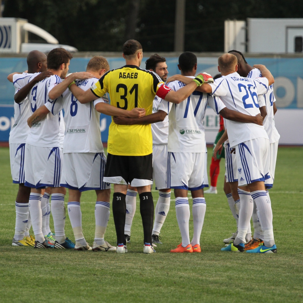 Вратарь Локомотива Илья Абаев с командой