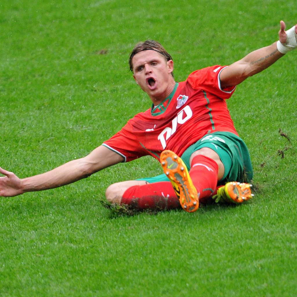 Дмитрий Тарасов полузащитник Локомотива на поле