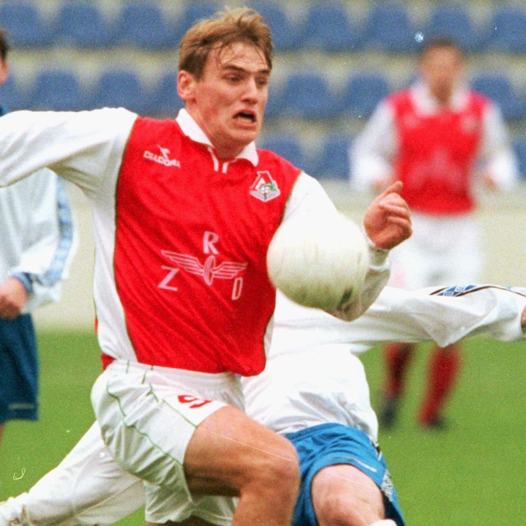 Игрок Локомотива Дмитрий Булыкин в атаке