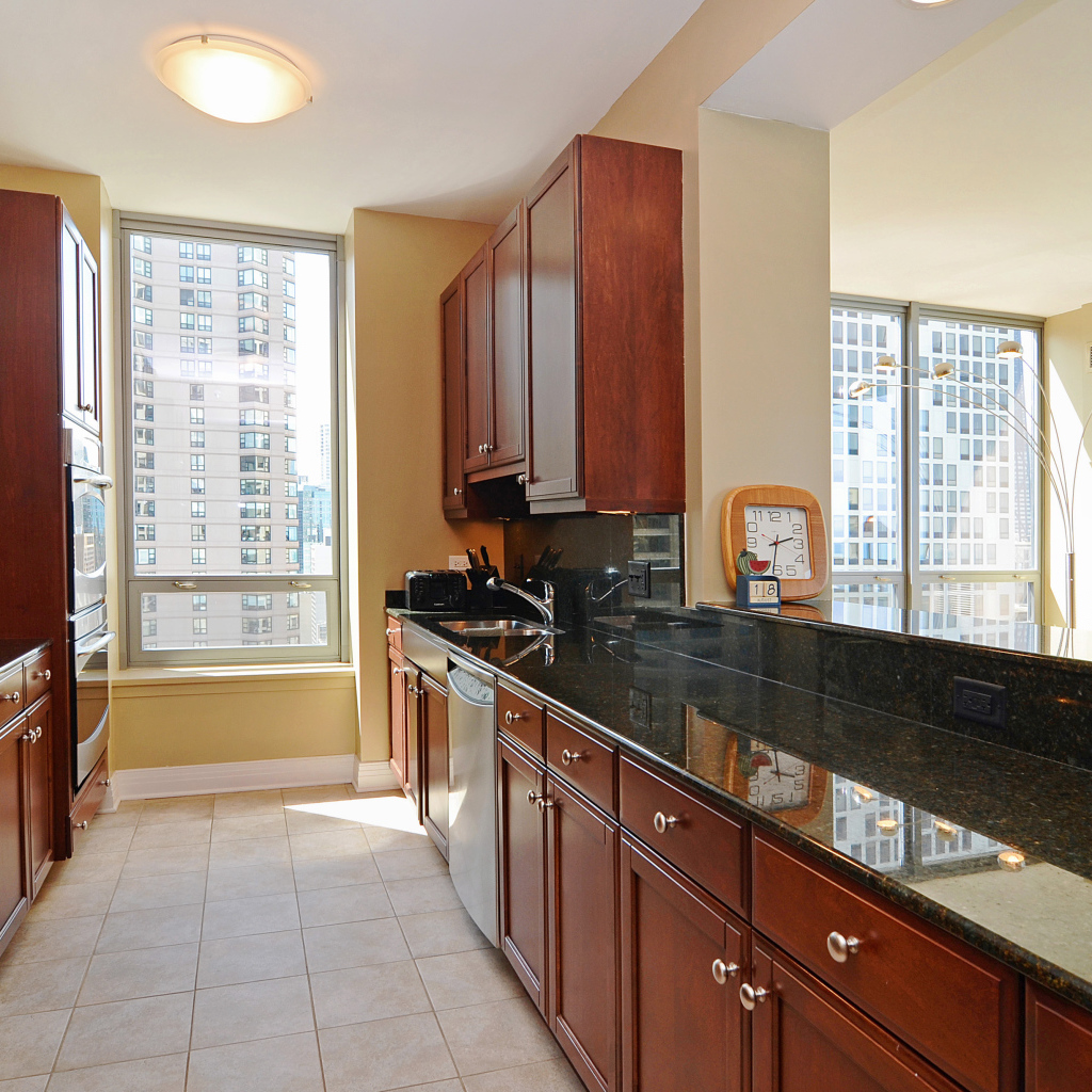 Длинная коричневая кухня