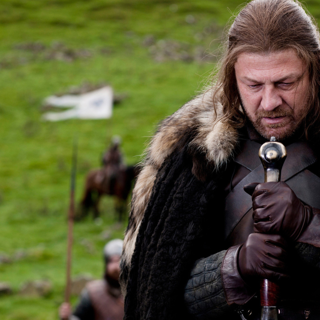 Лорд склонился на свой меч в сериале Игры престолов