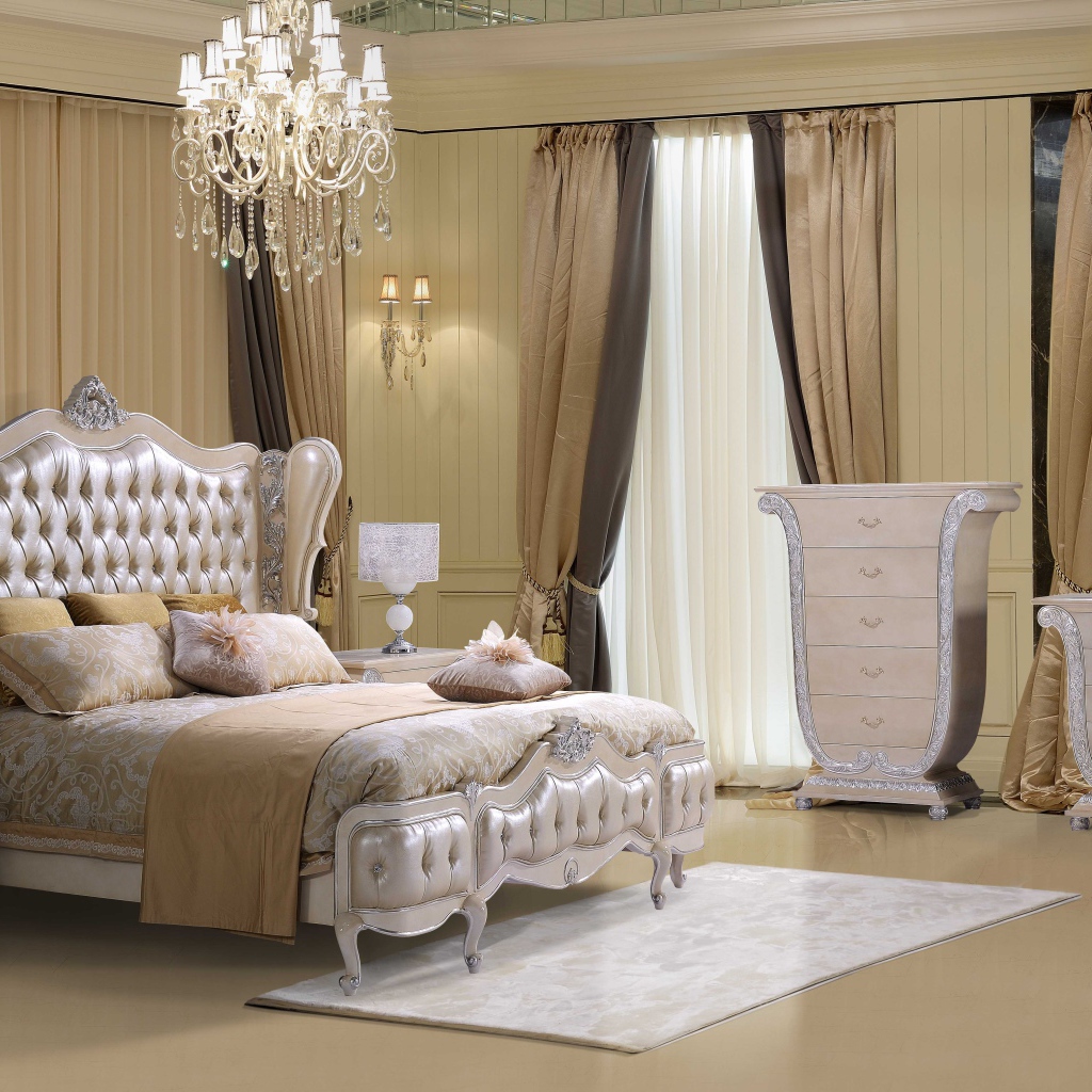 Роскошная спальня с большой кроватью