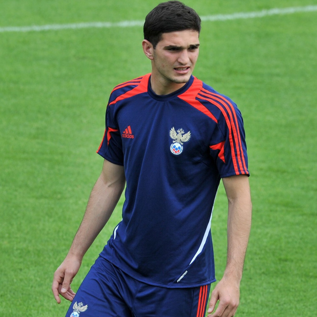 Магомед Оздоев полузащитник Локомотива в форме национальной сборной