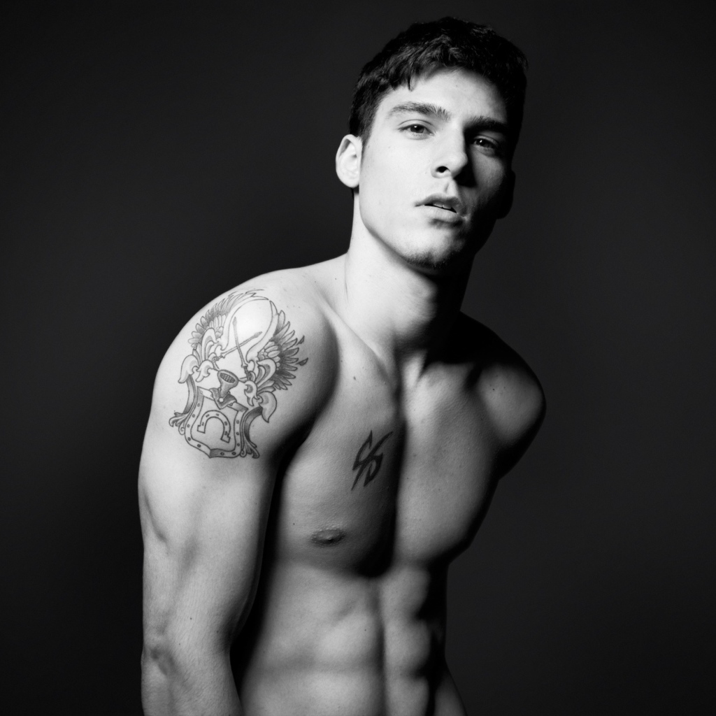 Мужчина с татуировками