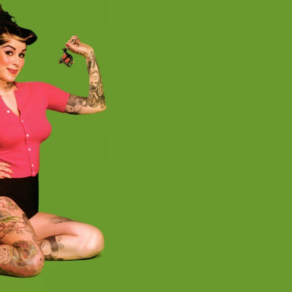 Много татуировок у девушки